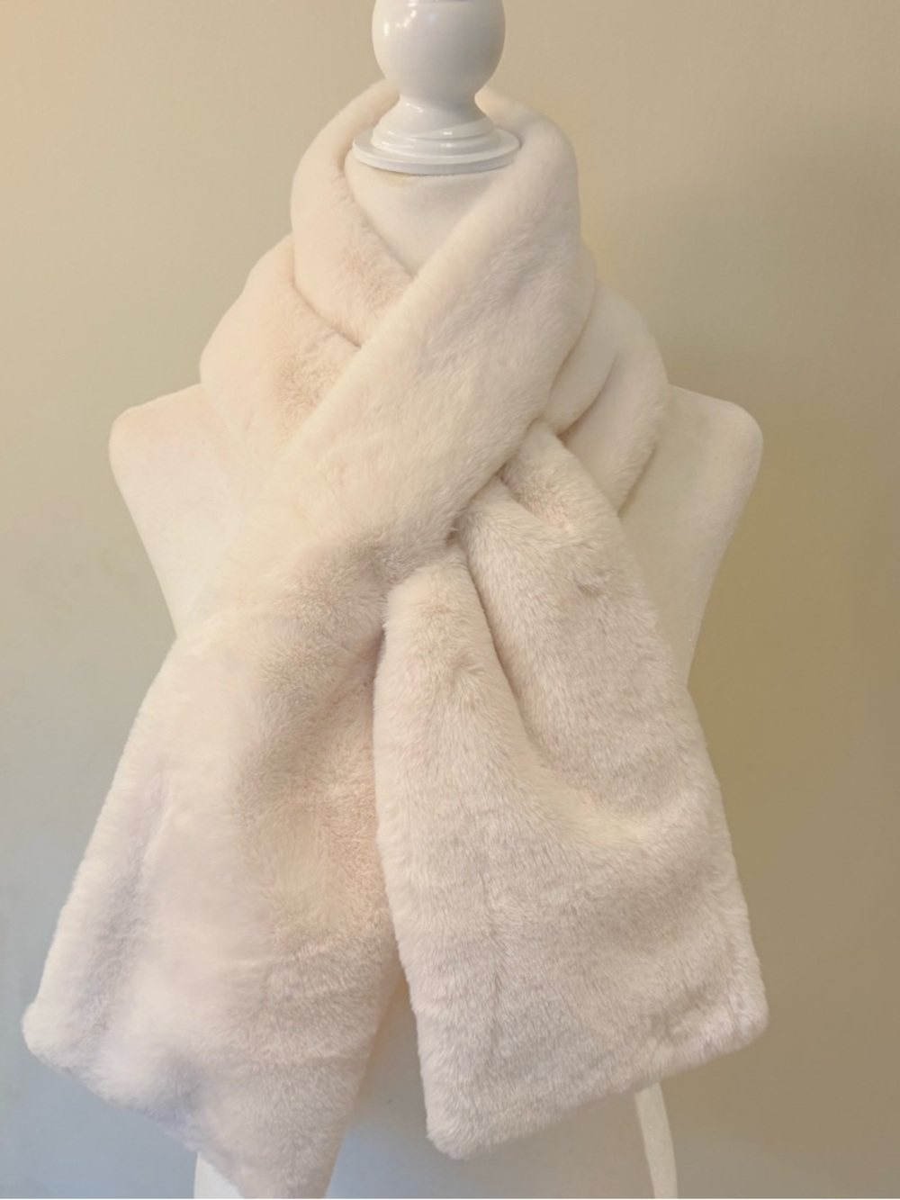 Sprigs Luxurious Ivory White Faux Fur Scarf Hidden Zippered Pocket 46 x 6
